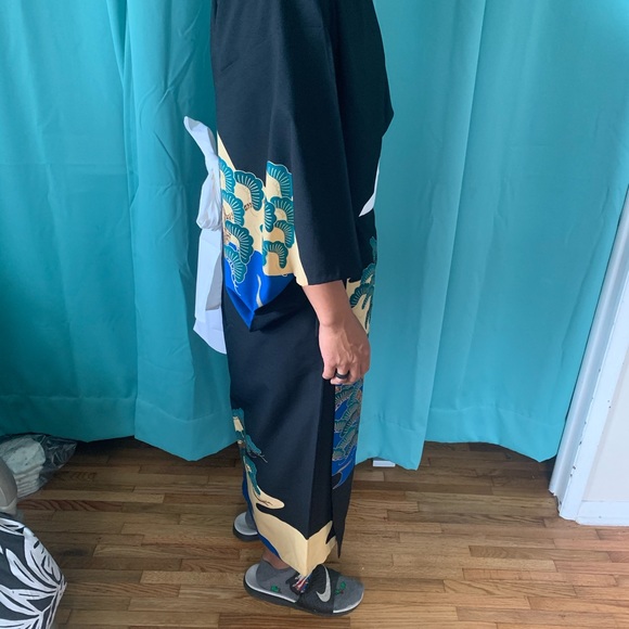 Authentic Hand Sewn Japanese Kimono - Picture 6 of 7